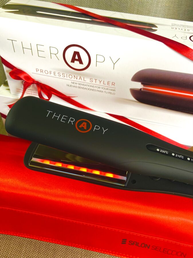 THERAPY Infrasarkanā matu vedošanas ierīce ar saudzīgu iedarbību, spoguļa gludai matu virsmai. Image